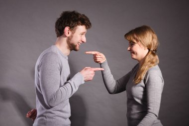 Komik çift birlikte oynama.