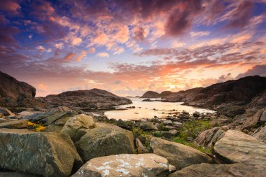 Gün batımında kıyı şeridi Norveç'te