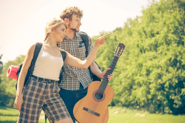 ギター バックパック屋外と若いカップルをハイキング — ストック写真