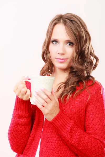 Herfst vrouw houdt Mok met warme drank van koffie — Stockfoto