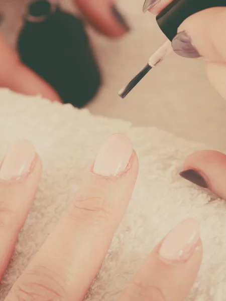 Mulher no salão de beleza recebendo manicure feito . — Fotografia de Stock