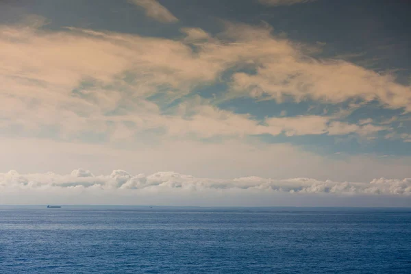 Seascape, hajó a tenger, a horizont és az ég. — Stock Fotó