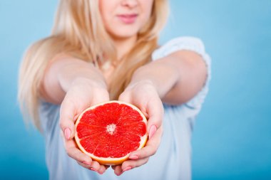 Kadın greyfurt narenciye meyve elinde tutan