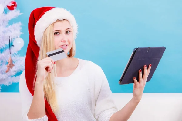 Nő a Santa kalap tabletta és hitelkártya — Stock Fotó