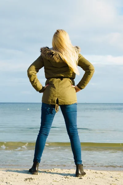 Mujer relajante en la playa, día frío — Foto de Stock