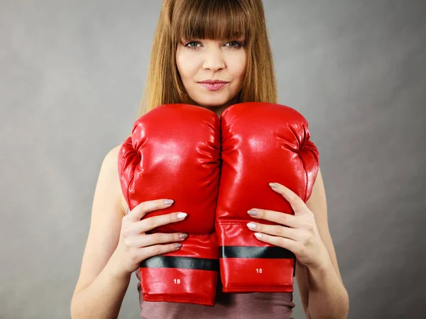 Kvinna anläggning boxningshandskar — Stockfoto