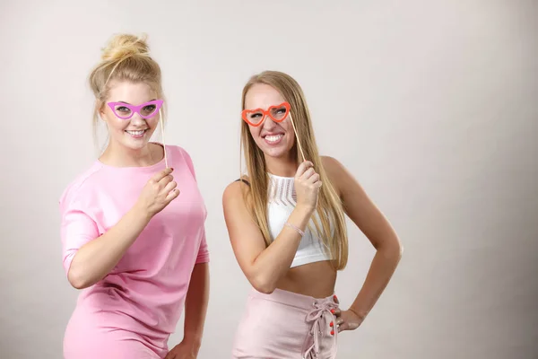 Dos mujeres sosteniendo accesorios de carnaval —  Fotos de Stock