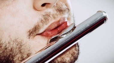 Onun flüt closeup oynayan erkek flütçü