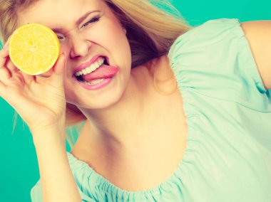 Limonlu narenciye meyve gözü kapsayan kız