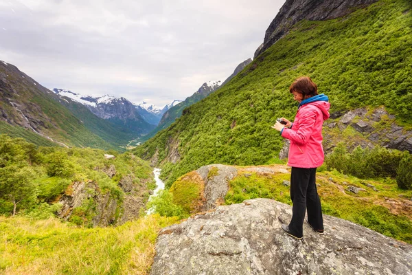 Turistik Norveç dağlarında kamera çekimi resimli — Stok fotoğraf