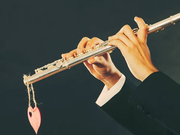 Мужчина флейтист с флейтой и сердцем. Любовная мелодия — стоковое фото