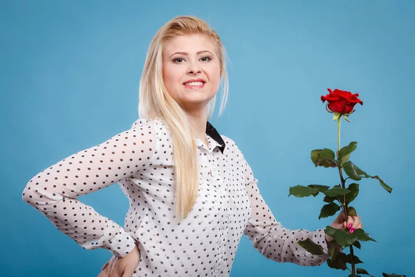 Mujer sosteniendo flor de rosa roja en azul —  Fotos de Stock