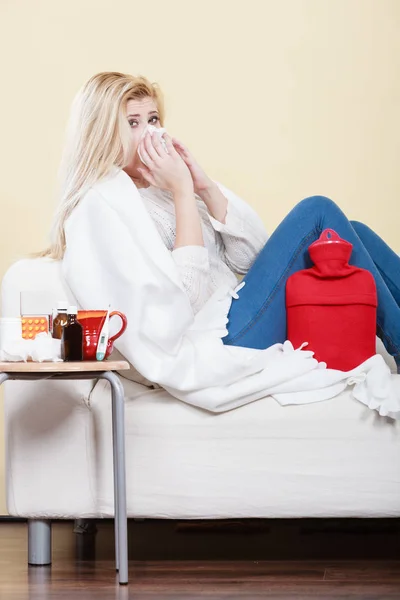 Nő, hogy beteg, miután feküdt a kanapén influenza — Stock Fotó