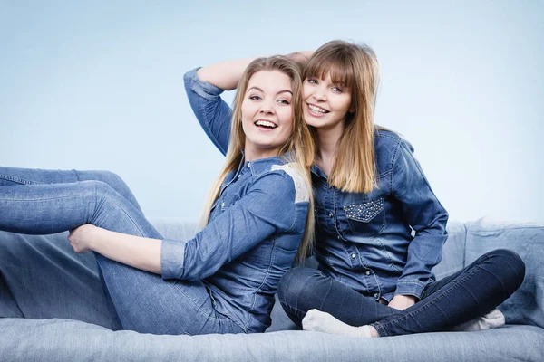 Duas mulheres felizes amigos vestindo roupa jeans — Fotografia de Stock