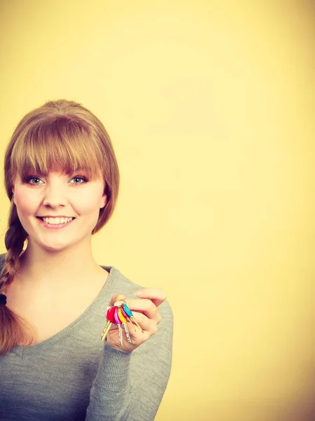 Young blonde lady with bunch of keys. — Stock Photo, Image