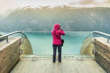 Turist fotoğrafçı ile fotoğraf makinesi Stegastein uyanık, Norveç