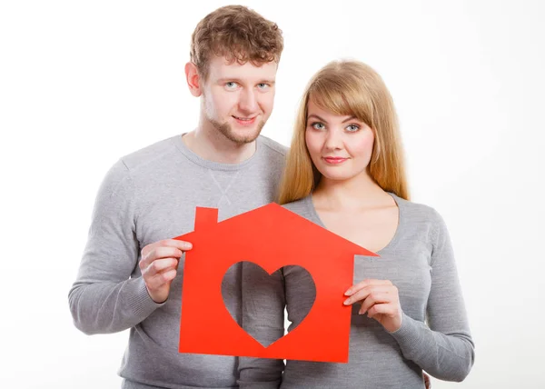 Förälskade unga äktenskap med hus. — Stockfoto