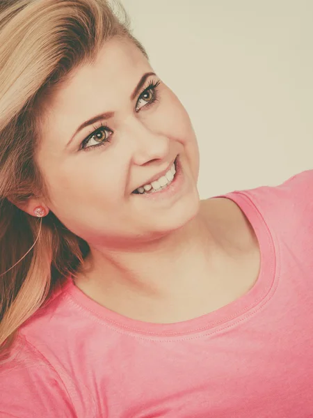 Retrato de mulher loira feliz e sorridente — Fotografia de Stock