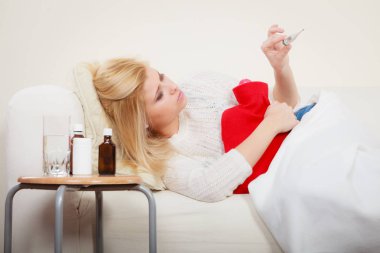 Kadının koltukta yalan grip olan hasta