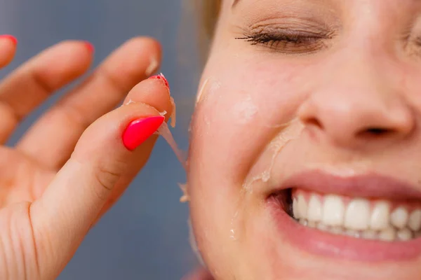 Mulher descascando a máscara de gel da cara — Fotografia de Stock