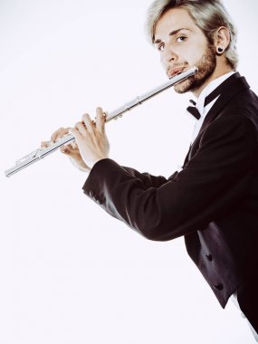 Purosuyla giyen erkek flütçü flüt çalış