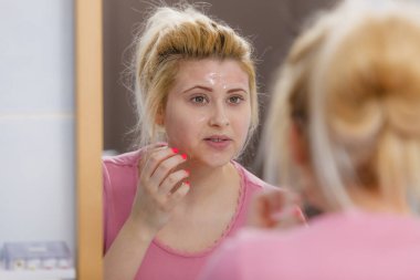 Genç kadın jel maskesi yüzünde sahip