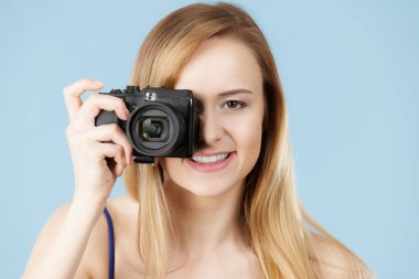 Mavi kamerada sarışın kadınla