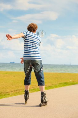 Genç adam paten güneşli günde açık