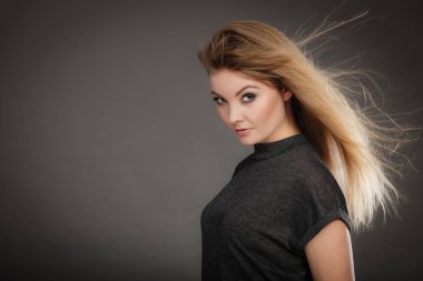 Açık sallayarak saçlı güzel sarışın kadın.