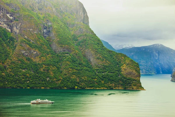 Cruise schip veerboot op Noorse fjord — Stockfoto