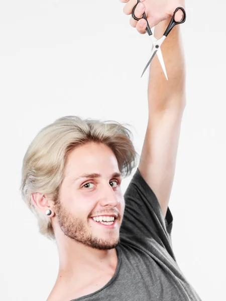 Hombre con tijeras listo para el corte de pelo — Foto de Stock