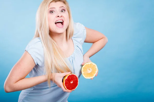 Vrouw met rode en groene grapefruit — Stockfoto