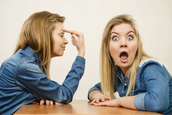 Two women having argue fight — Stock Photo, Image