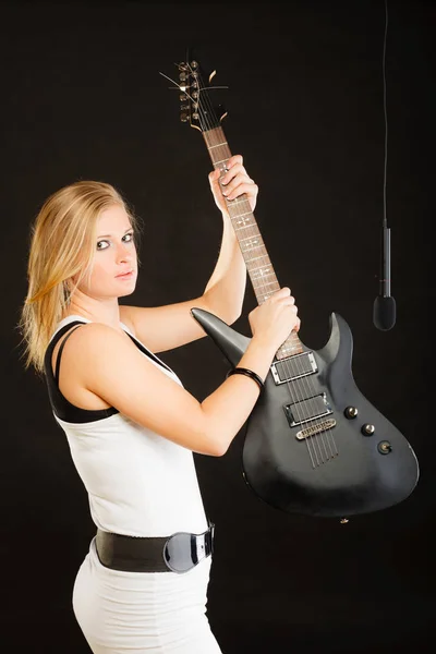 Woman playing on electric guitar and singing — Stock Photo, Image