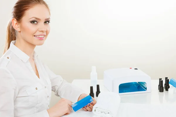 Esteticista feminina fazendo unhas . — Fotografia de Stock