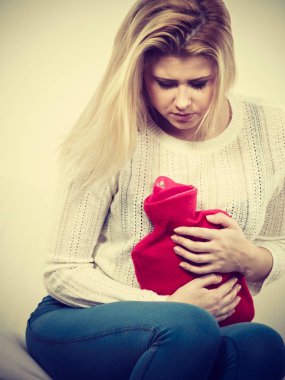 Cofa üzerinde oturan kadın duygu mide krampları