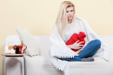 Kadının koltukta yalan grip olan hasta