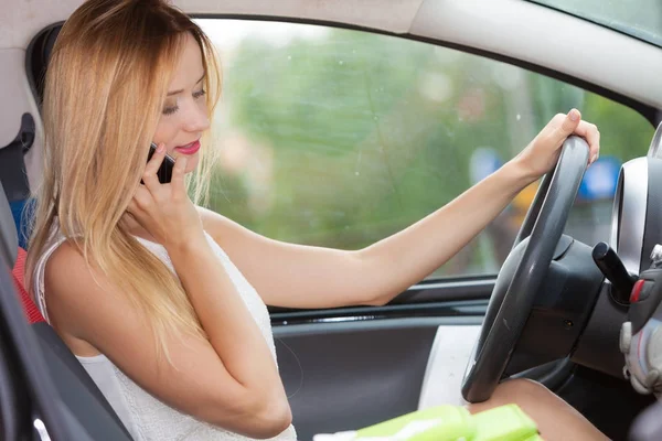 Mujer hablando por teléfono celular mientras conduce su coche — Foto de Stock
