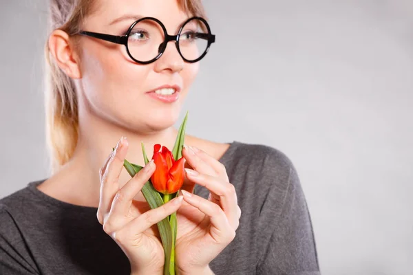 Krása ženy s tulipány. — Stock fotografie