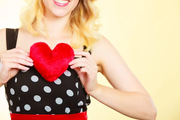 Vrouw met rood hart-liefde-symbool — Stockfoto