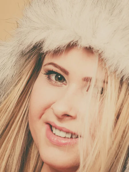 겨울 모피 모자에 금발 여자 — 스톡 사진