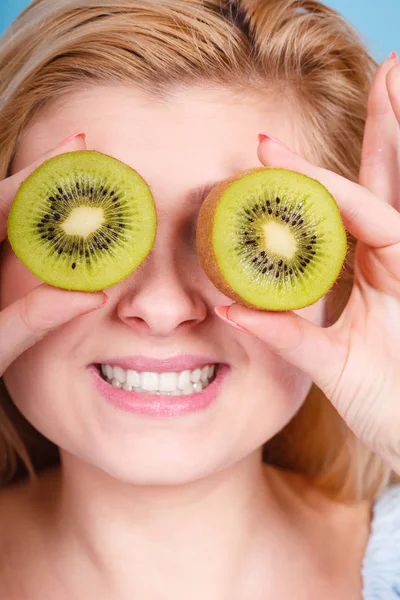 Vrouw met groene kiwi fruit zoals brillen — Stockfoto