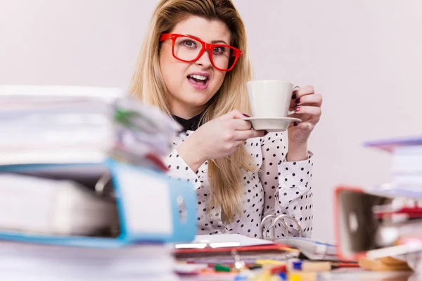 Mulher feliz no escritório beber café quente — Fotografia de Stock