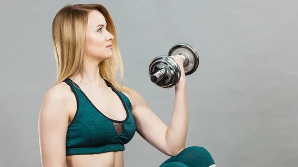 Woman training weight lifting — Stock Photo, Image