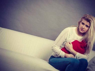 Cofa üzerinde oturan kadın duygu mide krampları