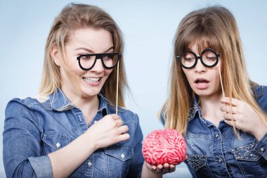 Düşünme iki çılgın kadın arkadaş