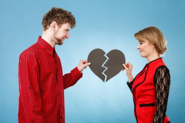 Erkek ve kız kendi sorunlarını gidermek.