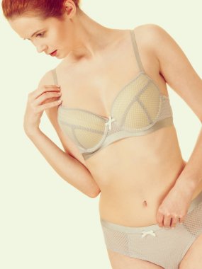 Çekici ince kadın iç çamaşırı eşleştirme gri