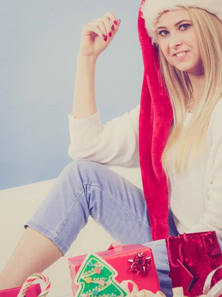 Frau mit Weihnachtsmütze denkt an Weihnachten — Stockfoto