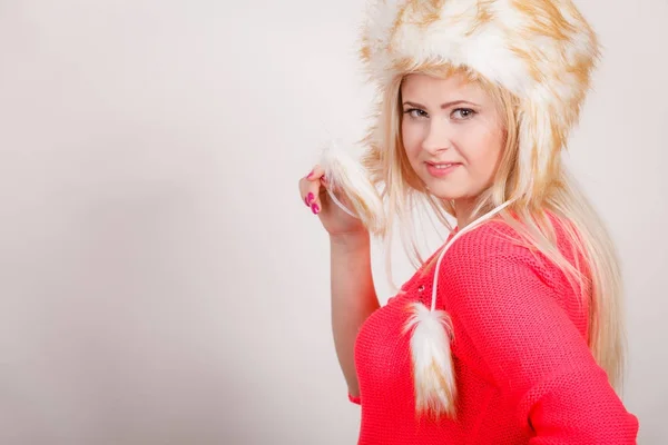 Привлекательная женщина в пушистой зимней шляпе — стоковое фото